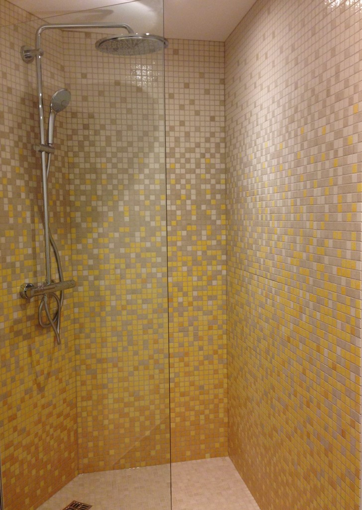 espace douche en émaux de Briare