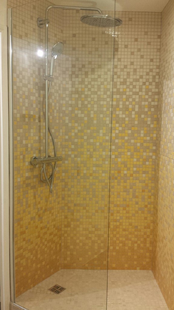 espace douche en émaux de Briare
